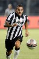 Carlos Tevez Melezat Menggiring Bola