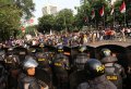 Polisi Bubarkan Demonstran Pendukung Prabowo-Hatta