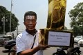 Demonstran Bawa Replika Piala Bapak Anti Demokrasi Award