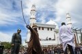 Hukuman Cambuk Pelaku Maisir di Aceh