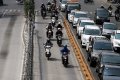 Pengendara Sepeda Motor Nekat Masuk Jalur Busway