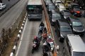 20141024_104210_pengendara-sepeda-motor-nekat-masuk-jalur-busway.jpg