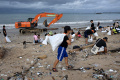 Aksi Bersih-bersih Warga dan Wisatawan di Pantai Kuta