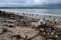 Aksi Bersih-bersih Warga dan Wisatawan di Pantai Kuta