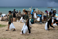 Aksi Bersih-bersih Warga dan Wisatawan di Pantai Kuta