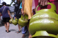Antrean Warga Mendapatkan Elpiji 3 Kg