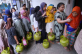 Antrean Warga Mendapatkan Elpiji 3 Kg