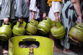 Antrean Warga Mendapatkan Elpiji 3 Kg