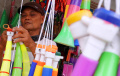 Bagas-Toys-Siapkan-230-Lusin-Terompet-Tahun-Baru-2025_20241230_200559.jpg