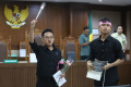 Delpedro Dkk Berikan Mawar Pink ke JPU