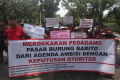 Demo-Pedagang-Hewan-Barito-di-Balai-Kota-DKI_20251014_213345.jpg