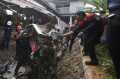 Evakuasi-Gerbong-KRL-yang-Ditabrak-KA-Argo-Bromo-Anggrek_20260428_130515.jpg
