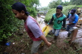 Evakuasi-Jenazah-dan-Perbaikan-Tanggul-Anak-Sungai-Cidurian-yang_20241128_194703.jpg