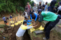 Evakuasi-Jenazah-dan-Perbaikan-Tanggul-Anak-Sungai-Cidurian-yang_20241128_194803.jpg