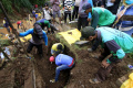 Evakuasi-Jenazah-dan-Perbaikan-Tanggul-Anak-Sungai-Cidurian-yang_20241128_194811.jpg