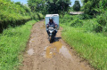 Jalan-Rusak-di-Kampung-Parunghalang-Kabupaten-Bandung_20250914_195005.jpg