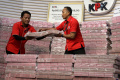 KPK-Pamerkan-Uang-Rp300-Miliar-Terkait-Korupsi-PT-Taspen_20251120_201614.jpg