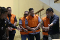 KPK-Tahan-Tersangka-Kasus-Dana-Hibah-Pokmas-Jatim_20251002_204835.jpg