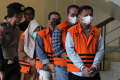 KPK-Tahan-Tersangka-OTT-Dinas-PUPR-OKU_20250316_181414.jpg