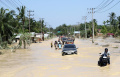 Kapolda Aceh Menerobos Lumpur dan Banjir di Tamiang
