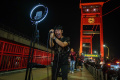 Konten-Kreator-Ngamen-Online-di-Jembatan-Ampera_20241001_135322.jpg