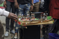 Kreatif, DJ Asal Kenya Pakai Sendok buat Turntable