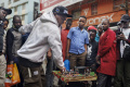 Kreatif, DJ Asal Kenya Pakai Sendok buat Turntable