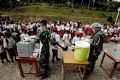 Makan Bergizi Gratis untuk Siswa SD di Sugapa Papua Tengah