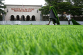 Memasang-Rumput-Sintetis-Baru-di-Taman-Alun-alun-Kota-Bandung_20241026_122622.jpg