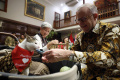 PM-Australia-Beri-Kalung-Syal-untuk-Bobby-Kucing-Prabowo_20250516_092202.jpg