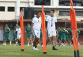 Paul-Musnter-Latih-Teknik-Pemain-Persebaya-di-Lapangan-Thor_20241014_172714.jpg