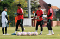 Paul-Musnter-Latih-Teknik-Pemain-Persebaya-di-Lapangan-Thor_20241014_172716.jpg