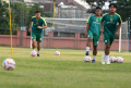 Paul-Musnter-Latih-Teknik-Pemain-Persebaya-di-Lapangan-Thor_20241014_172725.jpg