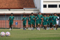 Paul-Musnter-Latih-Teknik-Pemain-Persebaya-di-Lapangan-Thor_20241014_172737.jpg