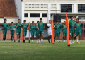 Paul-Musnter-Latih-Teknik-Pemain-Persebaya-di-Lapangan-Thor_20241014_172739.jpg