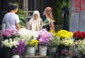 Pedagang Bunga Gelar Diskon Jelang Tahun Baru Imlek