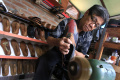Pembuatan-Sepatu-dari-Kulit-Ceker-Ayam_20241218_085952.jpg