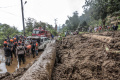 Pencarian-Korban-Tanah-Longsor-di-Karo_20241125_212951.jpg