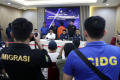 Pengamanan-dan-Pemulangan-WNA-Filipina-Buronan-Interpol_20241126_155351.jpg