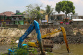 Pengerukan-Lumpur-Aliran-Kali-Ciliwung_20241028_093813.jpg