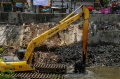 Pengerukan-Lumpur-Aliran-Kali-Ciliwung_20241028_093819.jpg