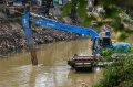 Pengerukan-Lumpur-Aliran-Kali-Ciliwung_20241028_093827.jpg