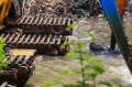 Pengerukan-Lumpur-Aliran-Kali-Ciliwung_20241028_093834.jpg