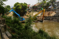 Pengerukan-Lumpur-Aliran-Kali-Ciliwung_20241028_093839.jpg