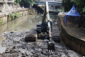 Pengerukan Lumpur Kali Ciliwung