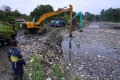 Pengerukan-Sampah-dari-Oxbow-Cicukang_20250304_121034.jpg
