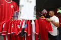 Penjual-Jersey-Timnas-Mewarnai-Laga-Indonesia-vs-Jepang_20241115_202053.jpg