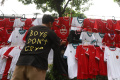 Penjual-Jersey-Timnas-Mewarnai-Laga-Indonesia-vs-Jepang_20241115_202109.jpg