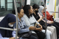 Perempuan Gratis Naik LRT Jakarta di Hari Kartini