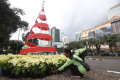 Petugas Menyelesaikan Dekorasi Natal